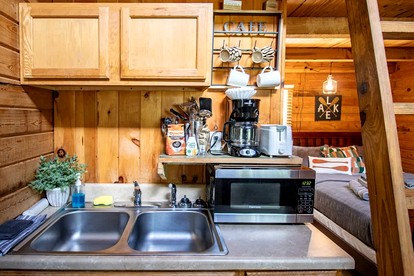 Relaxing and Inviting Log Cabin with Loft in Columbia, Kentucky, Near Several Universities - Columbia, Kentucky - glamping.directory