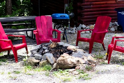Relaxing and Inviting Log Cabin with Loft in Columbia, Kentucky, Near Several Universities - Columbia, Kentucky - glamping.directory