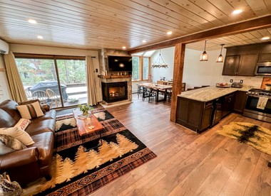 Relaxing Mountainside Cabin with Picnic Space in New Hampshire - Bartlett, New Hampshire - glamping.directory
