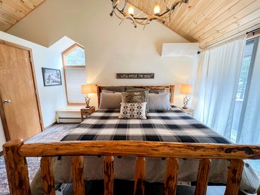 Relaxing Mountainside Cabin with Picnic Space in New Hampshire - Bartlett, New Hampshire - glamping.directory