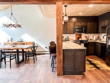 Relaxing Mountainside Cabin with Picnic Space in New Hampshire - Bartlett, New Hampshire - glamping.directory