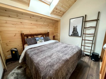 Relaxing Mountainside Cabin with Picnic Space in New Hampshire - Bartlett, New Hampshire - glamping.directory