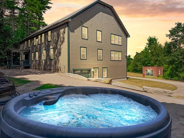 Spacious Vacation Homes with Hot Tubs and Mountain Views near Downtown North Conway, New Hampshire - North Conway, New Hampshire - glamping.directory