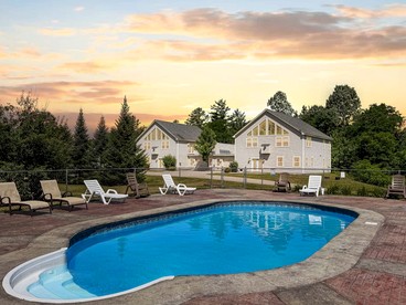 Spacious Vacation Homes with Hot Tubs and Mountain Views near Downtown North Conway, New Hampshire - North Conway, New Hampshire - glamping.directory