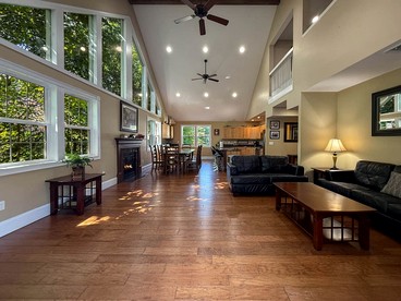Spacious Vacation Homes with Hot Tubs and Mountain Views near Downtown North Conway, New Hampshire - North Conway, New Hampshire - glamping.directory