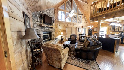 Rustic Family Cabin with Hot Tub, Pool Table, and Arcade near Smoky Mountains in Sevierville, Tennessee - Sevierville, Tennessee - glamping.directory
