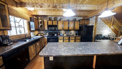 Rustic Family Cabin with Hot Tub, Pool Table, and Arcade near Smoky Mountains in Sevierville, Tennessee - Sevierville, Tennessee - glamping.directory