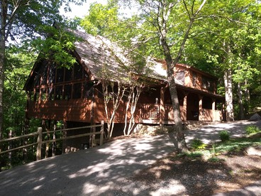 Rustic Family Cabin with Hot Tub, Pool Table, and Arcade near Smoky Mountains in Sevierville, Tennessee - glamping.directory