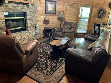 Rustic Family Cabin with Hot Tub, Pool Table, and Arcade near Smoky Mountains in Sevierville, Tennessee - Sevierville, Tennessee - glamping.directory
