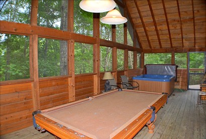 Rustic Family Cabin with Hot Tub, Pool Table, and Arcade near Smoky Mountains in Sevierville, Tennessee - Sevierville, Tennessee - glamping.directory