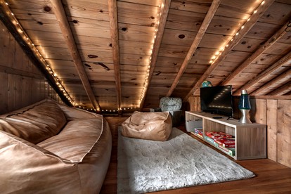 Spectacular Lofted Cabin with Screened Porch, BBQ, and Fire Pit in West Virginia - Harpers Ferry, West Virginia - glamping.directory