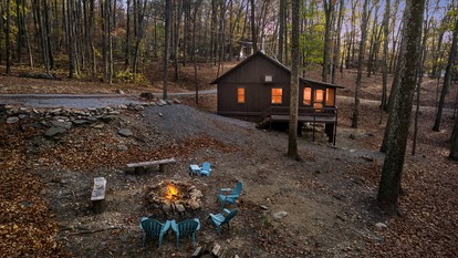 Spectacular Lofted Cabin with Screened Porch, BBQ, and Fire Pit in West Virginia - Harpers Ferry, West Virginia - glamping.directory