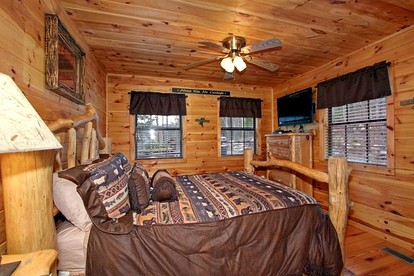 Cute Cabin with Pool Table, Fireplace and Hot-tub in Sevierville, Tennessee - Sevierville, Tennessee - glamping.directory