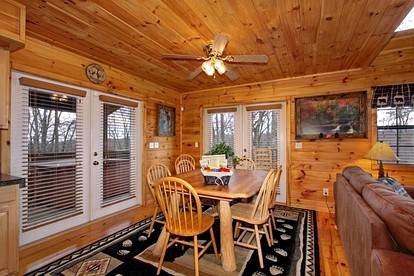 Cute Cabin with Pool Table, Fireplace and Hot-tub in Sevierville, Tennessee - Sevierville, Tennessee - glamping.directory