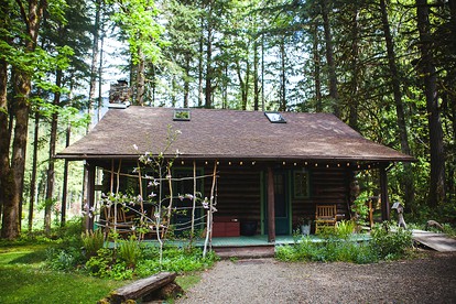Spacious and Luxurious Log Cabin for Groups near Eugene, Oregon - McKenzie Bridge, Oregon - glamping.directory