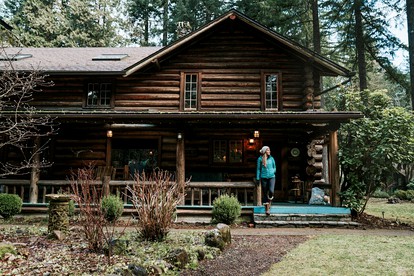 Spacious and Luxurious Log Cabin for Groups near Eugene, Oregon - McKenzie Bridge, Oregon - glamping.directory