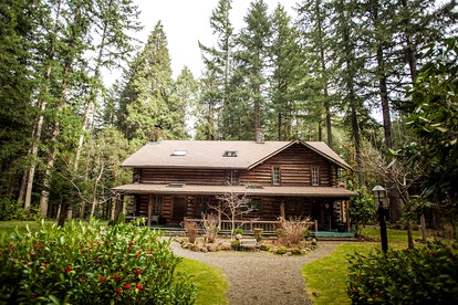 Spacious and Luxurious Log Cabin for Groups near Eugene, Oregon - glamping.directory