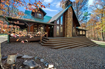 Gorgeous Cabin with Game Room and Hot Tub in Broken Bow, Oklahoma - Broken Bow, Oklahoma - glamping.directory