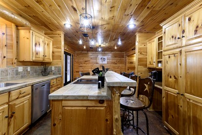 Gorgeous Cabin with Game Room and Hot Tub in Broken Bow, Oklahoma - Broken Bow, Oklahoma - glamping.directory