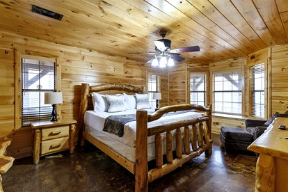 Gorgeous Cabin with Game Room and Hot Tub in Broken Bow, Oklahoma - Broken Bow, Oklahoma - glamping.directory