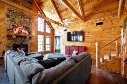 Gorgeous Cabin with Game Room and Hot Tub in Broken Bow, Oklahoma - Broken Bow, Oklahoma - glamping.directory