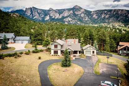 Stunning Villa with Piano and Fireplace in Estes Park, Colorado - Estes Park, Colorado - glamping.directory