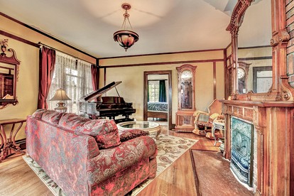Stunning Villa with Piano and Fireplace in Estes Park, Colorado - Estes Park, Colorado - glamping.directory