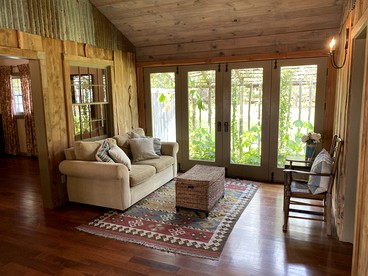 Picturesque Luminous Cabin with Jacuzzi, Bath and BBQ in Texas - Wimberley, Texas - glamping.directory