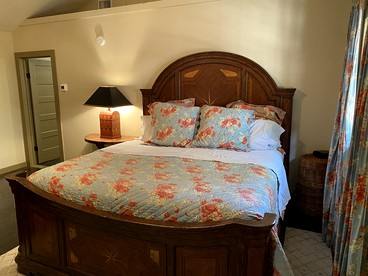 Picturesque Luminous Cabin with Jacuzzi, Bath and BBQ in Texas - Wimberley, Texas - glamping.directory