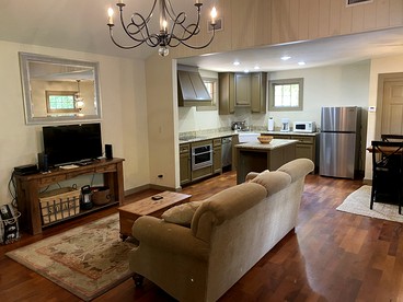 Picturesque Luminous Cabin with Jacuzzi, Bath and BBQ in Texas - Wimberley, Texas - glamping.directory