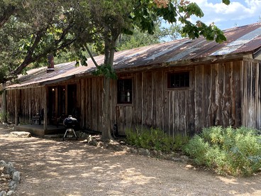 Picturesque Luminous Cabin with Jacuzzi, Bath and BBQ in Texas - Wimberley, Texas - glamping.directory