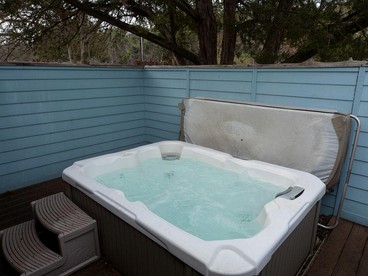 Picturesque Luminous Cabin with Jacuzzi, Bath and BBQ in Texas - Wimberley, Texas - glamping.directory