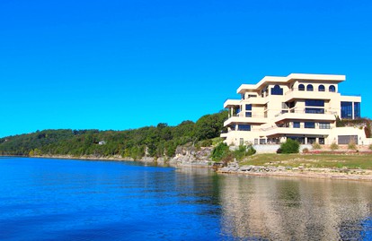 Incredible Villa Rental for Four Guests on Table Rock Lake in Ridgeway, Missouri - Ridgedale, Missouri - glamping.directory