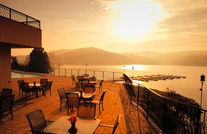 Incredible Villa Rental for Four Guests on Table Rock Lake in Ridgeway, Missouri - Ridgedale, Missouri - glamping.directory