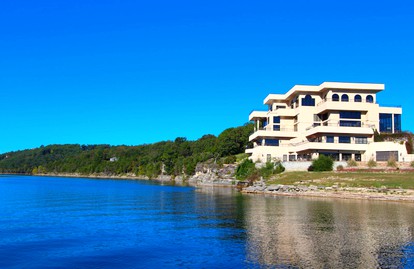 Incredible Villa Rental for Four Guests on Table Rock Lake in Ridgeway, Missouri - glamping.directory