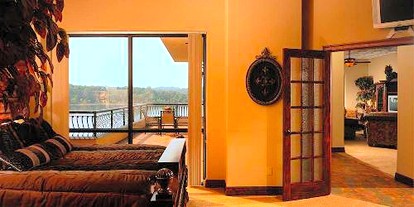 Incredible Villa Rental for Four Guests on Table Rock Lake in Ridgeway, Missouri - Ridgedale, Missouri - glamping.directory