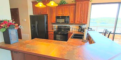Incredible Villa Rental for Four Guests on Table Rock Lake in Ridgeway, Missouri - Ridgedale, Missouri - glamping.directory
