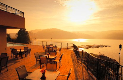 Incredible Villa Rental for Four Guests on Table Rock Lake in Ridgeway, Missouri - Ridgedale, Missouri - glamping.directory