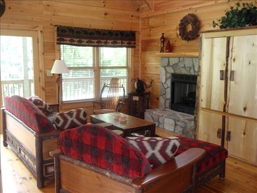 Luxury Cabin Rental With Creek Access in Maggie Valley, North Carolina - Maggie Valley, North Carolina - glamping.directory