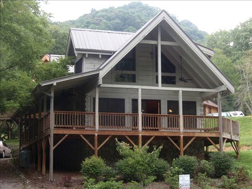 Luxury Cabin Rental With Creek Access in Maggie Valley, North Carolina - Maggie Valley, North Carolina - glamping.directory