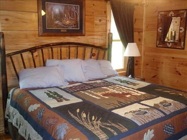 Luxury Cabin Rental With Creek Access in Maggie Valley, North Carolina - Maggie Valley, North Carolina - glamping.directory