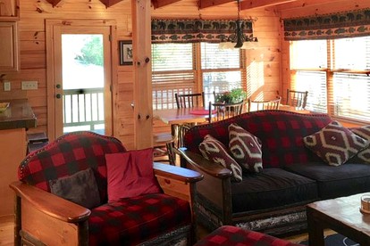 Luxury Cabin Rental With Creek Access in Maggie Valley, North Carolina - Maggie Valley, North Carolina - glamping.directory