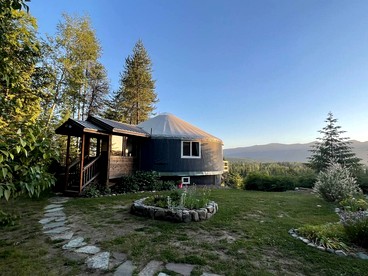 Cozy Mountain Yurt with Panoramic Views near Selkirk Mountains, Sandpoint Idaho - glamping.directory