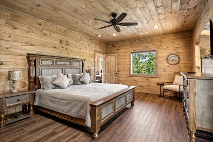 Fantastic Wooden Cabin with Pool Table and Hot-tub in Sevierville, Tennessee - Sevierville, Tennessee - glamping.directory