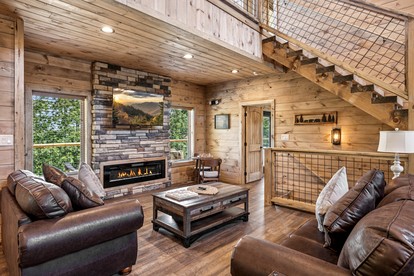 Fantastic Wooden Cabin with Pool Table and Hot-tub in Sevierville, Tennessee - Sevierville, Tennessee - glamping.directory