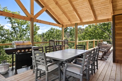 Fantastic Wooden Cabin with Pool Table and Hot-tub in Sevierville, Tennessee - Sevierville, Tennessee - glamping.directory