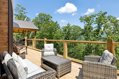 Fantastic Wooden Cabin with Pool Table and Hot-tub in Sevierville, Tennessee - Sevierville, Tennessee - glamping.directory