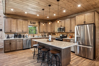 Fantastic Wooden Cabin with Pool Table and Hot-tub in Sevierville, Tennessee - Sevierville, Tennessee - glamping.directory
