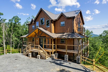 Fantastic Wooden Cabin with Pool Table and Hot-tub in Sevierville, Tennessee - Sevierville, Tennessee - glamping.directory