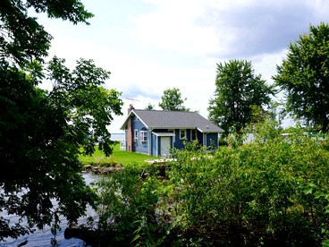 Charming Cottage Getaway near Lake Poygan in Fremont, Wisconsin - Fremont, Wisconsin - glamping.directory